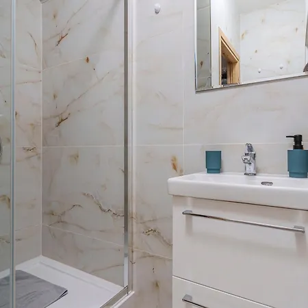 アパート 47 Z Parkingiem Ii